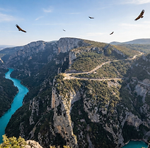 Moins fréquentée mais tout aussi théâtrale, la rive varoise des gorges (au sud) propose un itinéraire routier tout en courbes qui épouse les reliefs du plan de Canjuers.

    Le Pont de l'Artuby (ou Pont de Chaulière) : Cet ouvrage d'art exceptionnel enjambe les gorges de l'Artuby (un affluent du Verdon) à 182 mètres de hauteur. C'est le plus haut pont d'Europe d'où l'on pratique le saut à l'élastique, un spectacle garanti en période estivale.

    Les Balcons de la Mescla : Un point de vue exceptionnel où l'Artuby et le Verdon se rejoignent. La rivière dessine ici une boucle parfaite à 180° autour d'un immense promontoire rocheux, offrant un tableau géologique fascinant.

    Aiguines et son château : Ce charmant village perché sur la rive gauche veille sur l'embouchure des gorges. Son château aux tuiles vernissées colorées domine majestueusement l'immensité du lac de Sainte-Croix.