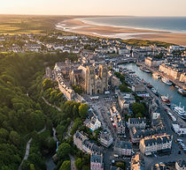 o En contrebas de la ville, le Port du Légué est le lien entre Saint-Brieuc et la mer. C'est un port à taille humaine, où cohabitent la pêche traditionnelle (notamment la coquille Saint-Jacques, fleuron local), la plaisance et des activités maritimes plus contemporaines. Les quais animés, bordés de restaurants et de bars, invitent à la promenade et à la dégustation des produits de la mer. On y respire l'air iodé et on observe le ballet des bateaux, qui montent et descendent avec la marée.