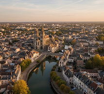 · L'harmonie se crée entre les vieilles pierres et la nature, avec des maisons à pans de bois fleuries.
· On découvre des coins charmants où les maisons s'inclinent sur l'eau, et où les petites places respirent le calme.