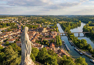 Moissac was built with and by water. The town boasts magnificent historical waterways, ideal for leisurely strolls and ecotourism.
The Garonne Canal: An extension of the Canal du Midi, forming the "Canal des Deux Mers" (connecting the Mediterranean to the Atlantic), this peaceful waterway flows through Moissac. Its banks, once used for towpaths, have now been transformed into a greenway, much to the delight of cyclists and walkers.
The Cacor Aqueduct: Located just outside the town, this exceptional 356-meter-long structure, built of pink brick and Quercy stone, allows the navigable canal to cross... the Tarn River! Watching boats navigate a bridge over another river is a fascinating feat of engineering.
The Marina: Located in the heart of the city centre, the river port welcomes boaters from all over the world in a warm and rustic atmosphere, lined with restaurants and flowery harbor master's offices.
