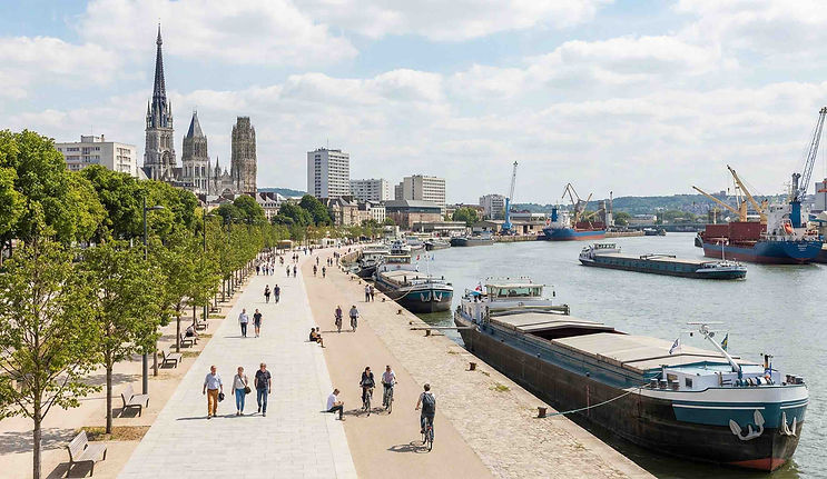 Rouen est indissociable du destin tragique de la Pucelle d'Orléans. La ville porte avec respect la mémoire de ses derniers jours en 1431.
La Place du Vieux-Marché : C'est ici, sur ce lieu chargé d'émotion, que Jeanne fut brûlée vive. Une grande croix marque l'emplacement du bûcher.
L'Église Sainte-Jeanne-d'Arc : Sur cette même place, cette église moderne à l'architecture audacieuse (évoquant un bateau viking ou un poisson) abrite de somptueux vitraux Renaissance sauvés d'une ancienne église détruite pendant la guerre. Le contraste entre l'ancien et le moderne y est saisissant de beauté.