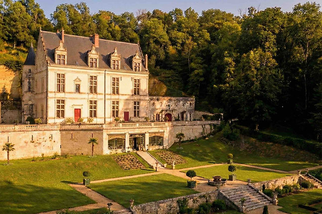 Le charme d'Amboise réside aussi dans son "art de vivre" incomparable.
Le Cœur Historique : Perdez-vous dans le dédale des rues piétonnes, au pied de la Tour de l'Horloge (l'ancien beffroi), où les maisons à pans de bois du XVe siècle côtoient des hôtels particuliers de la Renaissance.
La Douceur des Quais : Les dimanches matin, le grand marché en bord de Loire est une célébration des terroirs de Touraine. Aux beaux jours, l'atmosphère devient festive grâce aux guinguettes qui s'animent face au coucher du soleil, offrant un cadre idéal pour déguster un verre de vin de Touraine-Amboise.
L'Île d'Or : Pour la plus belle photographie de la ville, traversez le pont vers l'Île d'Or. De là, la silhouette du château se reflétant dans les eaux du fleuve compose un tableau inoubliable, particulièrement à l'heure dorée.