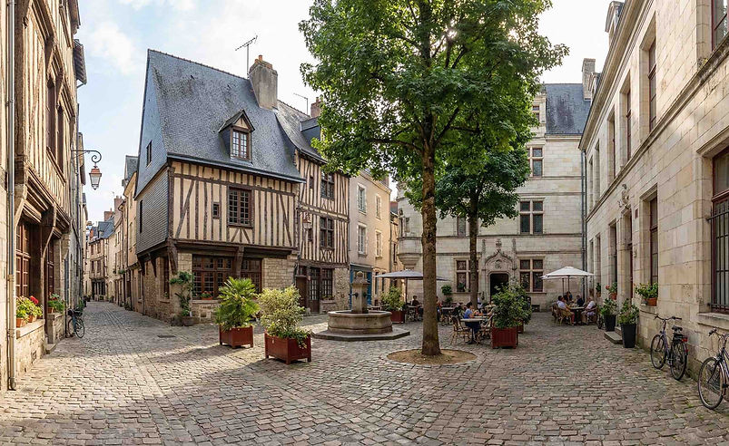 En traversant la Maine, vous pénétrez dans le quartier de la Doutre. C'est un dédale charmant de maisons anciennes, d'hôtels particuliers discrets et de places tranquilles. C'est l'endroit idéal pour flâner loin de l'agitation, admirer l'architecture vernaculaire et sentir l'histoire vivante de la ville.