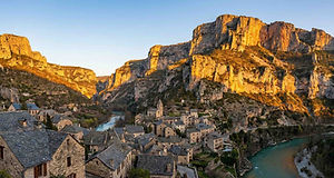 The Tarn River is the lifeblood of the village. Its clear, ever-changing waters offer a striking contrast to the arid limestone plateaus surrounding the region.
The Sainte-Énimie Bridge: A true link between the two banks, this stone bridge provides one of the most iconic postcard views in the area. It's the perfect vantage point for photographing the village as it clings to the hillside.
Gravier Beach: Located just at the foot of the village, this pebble beach is a popular spot for swimmers on hot summer days. The water is crystal clear, ideal for a refreshing family dip.
Canoe-Kayak Paradise: Sainte-Énimie is one of the main starting points for paddling down the Tarn Gorges. Glide along the water, between 400-meter-high cliffs, while watching herons and trout, is an unforgettable experience.
