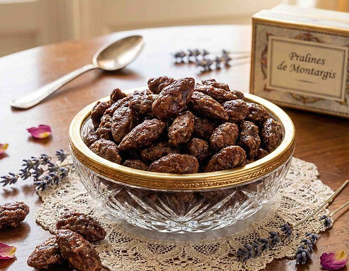 Aucune visite ne serait complète sans évoquer le trésor gourmand de la ville : la Prasline de Montargis.
Créée au XVIIe siècle par l'officier de bouche du Duc de Plessis-Praslin, cette amande grillée et caramélisée est l'ambassadrice sucrée de la cité. La Maison Mazet, confiserie historique située place Mirabeau, perpétue ce savoir-faire ancestral dans un décor Belle Époque somptueux.