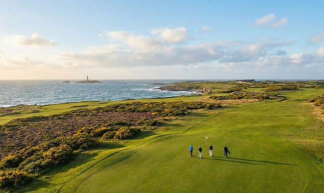 o Loin de l'agitation urbaine, Ploemeur est un havre de verdure. La forêt de Toulhars, avec ses pins maritimes, est un poumon vert propice aux balades à pied ou à vélo. Les nombreux étangs et les espaces naturels protégés sont des sanctuaires pour la biodiversité, permettant l'observation d'oiseaux et la découverte d'une flore variée. Ces poumons verts offrent des moments de quiétude et de reconnexion avec la nature.