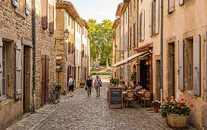 En s'éloignant des berges, on grimpe vers le cœur historique pour découvrir une cité qui a traversé les siècles.
La Collégiale Saint-Michel : Cet édifice imposant de style gothique méridional impressionne par ses dimensions de cathédrale et son clocher-tour qui domine la vallée.
Le Présidial : Ancien tribunal construit sous Catherine de Médicis (alors Comtesse du Lauragais), ce bâtiment historique abrite aujourd'hui un musée qui retrace l'histoire locale, de l'époque romaine à l'archéologie fluviale.
Les Ruelles de la Ville Haute : Un dédale de rues étroites où l'on découvre des maisons à colombages et des hôtels particuliers témoins de l'ancienne richesse liée au commerce du pastel et des grains.