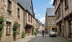 Lamballe est la terre natale de Mathurin Méheut, artiste prolifique qui a su capturer comme personne l'essence de la Bretagne laborieuse et sauvage.

    Un Nouveau Sanctuaire : Installé dans les superbes bâtiments restaurés du Haras, le musée présente une collection impressionnante de dessins, peintures, céramiques et gravures.

    Le Peintre de la Mer et de la Terre : Ses œuvres témoignent de la vie des marins, des paysans et de la faune locale avec une précision et une modernité saisissantes.

    Expositions Temporaires : Le musée renouvelle régulièrement ses thématiques, faisant le pont entre l'héritage de Méheut et la création contemporaine.