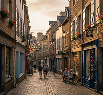 Concarneau offre aussi un littoral d'une grande douceur :
La Corniche : Une promenade charmante longe le bord de mer, dévoilant de belles villas d'architecture balnéaire et menant à des plages de sable fin.
Plage des Sables Blancs : Une des plages les plus réputées, parfaite pour le farniente et les activités nautiques.
Évasion : Concarneau est aussi le point d'embarquement vers l'Archipel des Glénan, un paradis insulaire aux eaux cristallines.