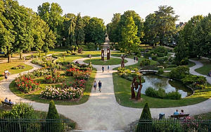 Le Musée Bertrand : Installé dans un magnifique hôtel particulier du XVIIIe siècle, ancienne demeure du Général Bertrand (fidèle compagnon de Napoléon), il abrite des trésors allant de l'archéologie gallo-romaine aux souvenirs impériaux, en passant par des sculptures de Camille Claudel.

Le Couvent des Cordeliers : Cet édifice du XIIIe siècle n'est pas qu'une ruine romantique ; il vit au rythme d'expositions d'art contemporain audacieuses.