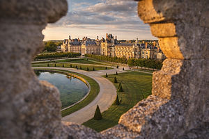 La ville de Fontainebleau ne manque pas d'atouts avec ses rues commerçantes élégantes, ses terrasses animées et son célèbre marché. C’est le lieu idéal pour déguster un Fontainebleau, ce dessert local d'une légèreté aérienne, après une longue marche en forêt.