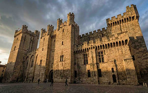 Narbonne est une ville d'eau. Le Canal de la Robine, classé au patrimoine mondial de l'UNESCO, traverse la ville comme un ruban de fraîcheur. Ses berges, ombragées par des platanes centenaires, sont l'endroit idéal pour une promenade digestive ou une balade à vélo jusqu'à l'étang de Bages-Sigean, où l'on peut observer les flamants roses au coucher du soleil.