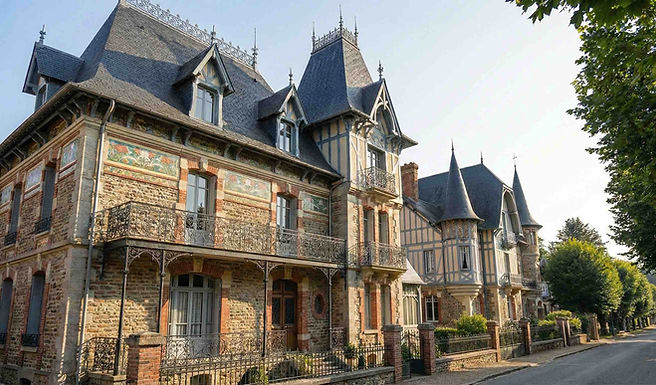 La ville est un îlot urbain au milieu d'un océan de verdure : la majestueuse Forêt des Andaines.
Terre de Mystères : Cette forêt dense est imprégnée de légendes arthuriennes. On murmure que Lancelot du Lac y aurait séjourné et que la Fée Morgane y guette encore les voyageurs.
Bol d'Air Pur : Pour les amoureux de nature, c'est un terrain de jeu infini. Randonnée pédestre, marche nordique, VTT ou simple flânerie sous les grands chênes : la forêt offre une reconnexion immédiate avec les éléments. Ne manquez pas le panorama depuis le Roc au Chien pour embrasser la station du regard.