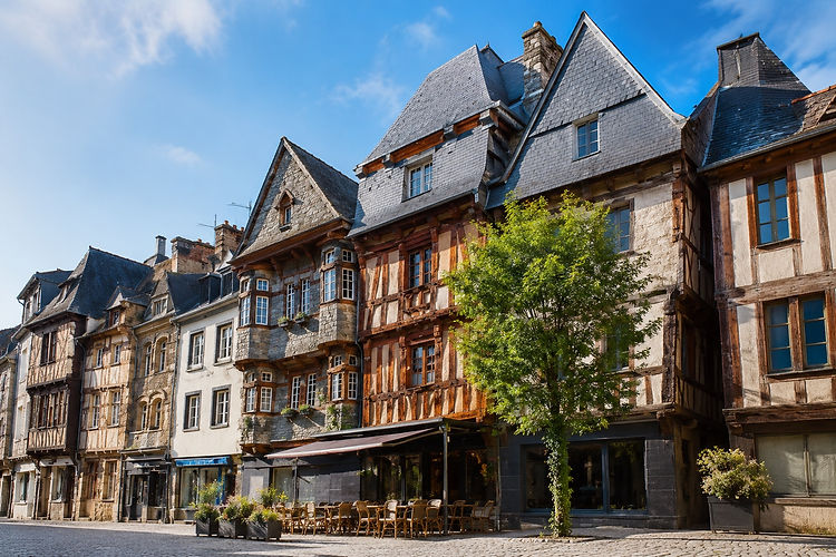 The heart of Lannion is a labyrinth of stone and wood where every step tells the story of centuries of commercial and maritime prosperity.
Half-Timbered Houses: Around the Place du Centre, admire the 15th- and 16th-century half-timbered facades, adorned with finely crafted wood carvings.
The Venelle des Trois Avocats (Three Lawyers Alley): One of the many narrow, cobbled streets that wind through the town, offering authentic charm and unusual views of the slate roofs.
Private Mansions: Built of dark granite or dressed stone, these residences bear witness to the wealth of the nobles and rich merchants who shaped the town's history.
