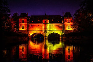 ·       L'harmonie se crée entre les vieilles pierres et la nature, avec des maisons à pans de bois fleuries.

·       On découvre des coins charmants où les maisons s'inclinent sur l'eau, et où les petites places respirent le calme.