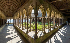 Au sommet du rocher, à 80 mètres au-dessus des flots, trône l'Abbaye, chef-d'œuvre d'architecture gothique et romane. C'est le point d'orgue de la visite. En parcourant le cloître suspendu entre ciel et mer, ou en entrant dans la vaste salle des hôtes, on ressent la spiritualité et la prouesse technique des bâtisseurs du Moyen Âge. Tout là-haut, la flèche effilée supporte la statue dorée de l'Archange Saint-Michel, terrassant le dragon et veillant sur la baie.