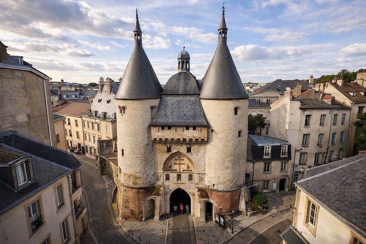 La ville se divise entre la Ville Vieille médiévale et la Ville Neuve plus moderne.
• La Vieille Ville : C'est le noyau historique, avec son Palais Ducal (abritant le Musée Historique Lorrain), la majestueuse Porte de la Craffe (XIVe siècle), et le lacis de ruelles pavées qui mènent à la charmante Place Saint-Epvre et à la pittoresque église des Cordeliers.