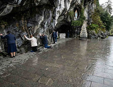 Le Château Fort Veillant sur la cité mariale depuis son éperon rocheux, le Château Fort de Lourdes raconte une tout autre histoire, celle des comtes de Bigorre et des guerres médiévales.
Le Panorama : En grimpant dans ses remparts (classés Monument Historique), on découvre un jardin botanique suspendu et, surtout, une vue imprenable. D'un côté, la géométrie sacrée du Sanctuaire ; de l'autre, la chaîne des Pyrénées qui se déploie à l'infini, sauvage et protectrice.