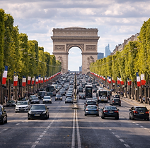 Loin de l'agitation des Champs-Élysées, le nord de l'arrondissement offre une douceur de vivre plus résidentielle.

    Le Parc Monceau : Sans doute l'un des parcs les plus élégants de Paris. Entouré d'hôtels particuliers de milliardaires, il est parsemé de "folies" (fausses ruines, pyramide, colonnades) qui lui donnent un air romantique unique.

    Le Musée Cernuschi & Le Musée Camondo : Situés aux abords du parc, ces musées privés nichés dans des demeures somptueuses présentent respectivement des arts asiatiques et des collections de mobilier du XVIIIe siècle.

    Le Village Royal : Une petite rue piétonne cachée près de la Madeleine, souvent décorée d'installations artistiques (comme les célèbres parapluies colorés), idéale pour un shopping calme.