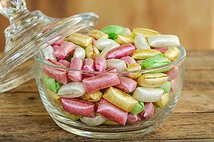 À quelques minutes à peine du centre historique, la ville change de visage pour devenir une "Venise Verte". Les Marais de Bourges s'étendent sur 135 hectares de jardins potagers et de canaux, irrigués par l'Yèvre et la Voiselle.
La balade : Flâner à pied sur les digues ou se laisser glisser en barque (la "plate") au fil de l'eau, entouré d'une végétation foisonnante et du chant des oiseaux. C’est le poumon vert et l’âme secrète des Berruyers.