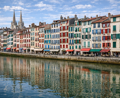 Bayonne ne se visite pas seulement, elle se vit. C'est une ville de ferveur collective. Cette passion éclate chaque été lors des célèbres Fêtes de Bayonne, où la ville entière se drape de blanc et noue son foulard rouge pour cinq jours de liesse populaire unique au monde. Mais cette chaleur humaine se ressent toute l'année, notamment au stade Jean-Dauger, où les supporters de l'Aviron Bayonnais entonnent la Peña Baiona, un hymne vibrant qui donne la chair de poule.