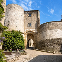 Cordes-sur-Ciel has long been a haven for artists and food artisans.

Artists' Studios: Numerous painters, sculptors, glassmakers, and jewelers have set up shop on the ground floors of medieval houses, perpetuating a tradition of handcrafted creation.

The Museum of Sugar and Chocolate Arts: Founded by chef Yves Thuriès, this unique venue showcases incredible works of art made entirely of sugar and chocolate.

Cordes Croquants: It's impossible to leave without tasting these light and crunchy almond biscuits, whose secret recipe has been the pride of the town for generations.
