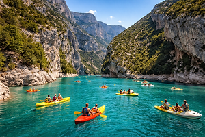 Moins fréquentée mais tout aussi théâtrale, la rive varoise des gorges (au sud) propose un itinéraire routier tout en courbes qui épouse les reliefs du plan de Canjuers.
Le Pont de l'Artuby (ou Pont de Chaulière) : Cet ouvrage d'art exceptionnel enjambe les gorges de l'Artuby (un affluent du Verdon) à 182 mètres de hauteur. C'est le plus haut pont d'Europe d'où l'on pratique le saut à l'élastique, un spectacle garanti en période estivale.
Les Balcons de la Mescla : Un point de vue exceptionnel où l'Artuby et le Verdon se rejoignent. La rivière dessine ici une boucle parfaite à 180° autour d'un immense promontoire rocheux, offrant un tableau géologique fascinant.
Aiguines et son château : Ce charmant village perché sur la rive gauche veille sur l'embouchure des gorges. Son château aux tuiles vernissées colorées domine majestueusement l'immensité du lac de Sainte-Croix.