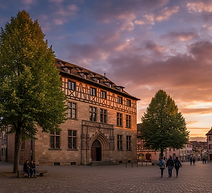 Pour explorer la ville, vous pouvez suivre le parcours balisé et ludique "Dans les pas du lion et du géant Sletto", un clin d'œil à son emblème et à son fondateur légendaire, qui vous guidera à travers les 24 étapes incontournables.
De plus, Sélestat est engagée dans une politique d'environnement raisonné et offre de multiples possibilités de sorties nature, avec des circuits dans l'Ill*Wald ou à vélo dans le Ried.