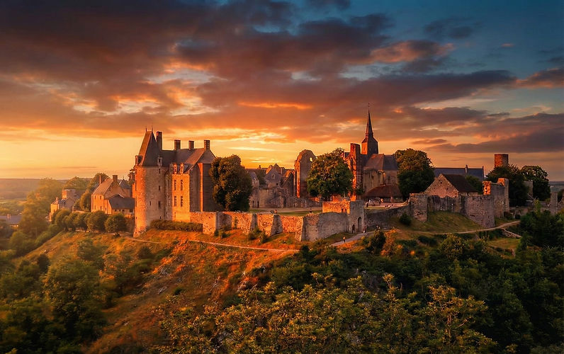 Passer les portes de la cité, c'est pénétrer dans un décor de carte postale médiévale où le temps semble s'être arrêté au siècle dernier.
La Place Hubert II : Cœur battant du village, cette place conviviale est bordée de maisons anciennes aux façades fleuries. C'est l'endroit parfait pour s'installer à la terrasse d'un café, humer l'ambiance calme et observer les étals des artisans d'art.
Le Musée de l'Auditoire : Installé dans l'auditoire de justice du XVIIe siècle, ce musée retrace les 3 000 ans d'histoire de la place forte. On y admire notamment la plus ancienne armure de France (datant du début du XVe siècle), de vieilles cartes et des maquettes tactiques.
L'Église Sainte-Suzanne : Reconstruite à la fin du XIXe siècle, elle recèle des trésors bien plus anciens, notamment de magnifiques statues en bois polychrome des XIVe et XVIe siècles, dont celle de Sainte-Suzanne, patronne des fiancés.