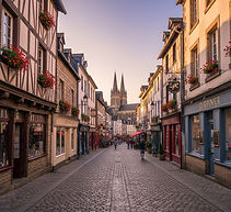 Quimper est aussi une capitale culturelle et gourmande :
L'Artisanat : La ville est mondialement réputée pour sa Faïencerie, dont les motifs traditionnels sont célébrés au Musée de la Faïence.
Les Musées : Le Musée des Beaux-Arts offre une riche collection, notamment d'œuvres de l'École de Pont-Aven, et le Musée Départemental Breton plonge au cœur de l'histoire et des traditions celtes.
L'Ambiance : Quimper vit au rythme de ses marchés et de ses cafés qui respirent la convivialité. En été, le célèbre Festival de Cornouaille met à l'honneur la culture bretonne avec ses musiques, ses danses et ses costumes traditionnels.