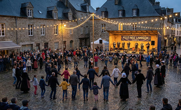 Lannion est également connue comme la capitale des télécommunications en Bretagne, abritant une importante technopôle qui insuffle un vent de modernité et d'énergie.
Culture : La ville est très active avec des lieux comme L'Imagerie, un centre d'art dédié à la photographie, et le Carré Magique, scène nationale des arts du cirque.
Vie Locale : L'ambiance y est vibrante grâce à ses marchés hebdomadaires, ses galeries, ses cafés et ses Fest-Noz (fêtes traditionnelles bretonnes).