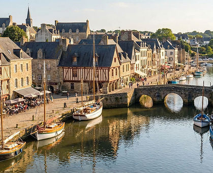 Auray est également marquée par des événements historiques majeurs, notamment la Bataille d'Auray en 1364 qui mit fin à la guerre de Succession de Bretagne. Ce passé est palpable à travers les monuments et les récits locaux, conférant à la ville une profondeur et une identité fortes.

​Auray est réputée pour son marché hebdomadaire (le lundi), l'un des plus importants de la région, qui attire une foule considérable et où l'on trouve tous les produits du terroir breton. L'atmosphère y est vibrante et authentique. La ville est également un point de départ idéal pour explorer la région, notamment la proche Baie de Quiberon, le Golfe du Morbihan et ses îles, ainsi que les sites mégalithiques de Carnac.​