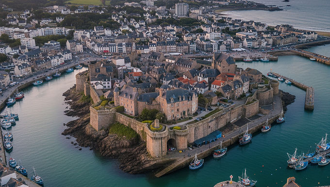 Concarneau offre aussi un littoral d'une grande douceur :
La Corniche : Une promenade charmante longe le bord de mer, dévoilant de belles villas d'architecture balnéaire et menant à des plages de sable fin.
Plage des Sables Blancs : Une des plages les plus réputées, parfaite pour le farniente et les activités nautiques.
Évasion : Concarneau est aussi le point d'embarquement vers l'Archipel des Glénan, un paradis insulaire aux eaux cristallines.