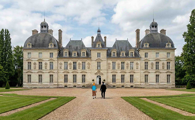 Impossible d'évoquer Cheverny sans ce frisson de nostalgie : amputez-le de ses deux ailes latérales, et vous faites face au mythique Château de Moulinsart. Hergé s'en est inspiré pour créer la demeure du Capitaine Haddock. Pour le visiteur, c'est un doux mélange de réalité historique et de rêve d'enfant qui s'opère ici.