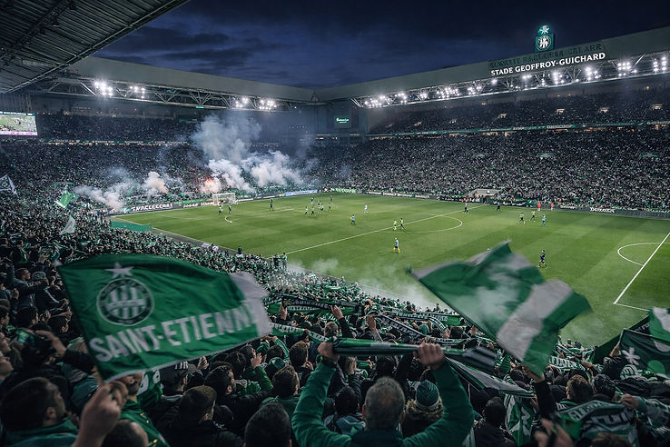 On ne peut comprendre Saint-Étienne sans évoquer le Stade Geoffroy-Guichard, surnommé "Le Chaudron". Plus qu'un stade, c'est un temple où bat le cœur des Verts. L'ambiance y est électrique et la ferveur populaire, légendaire.

Pour ceux qui cherchent la quiétude, le centre-ville offre :

La Place Jean-Jaurès : Le véritable salon de la ville, entouré de bâtiments élégants et de terrasses animées.

Le quartier Saint-Jacques : Un dédale de rues piétonnes pleines de charme, idéal pour chiner ou déguster une "râpée" (spécialité locale à base de pommes de terre).
