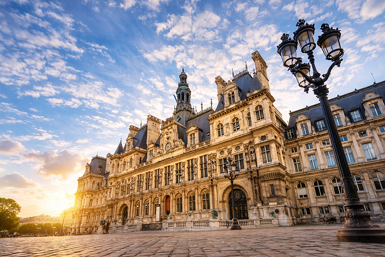 The 4th arrondissement bears witness to the golden age of French administration and revolutions.

City Hall: A magnificent Neo-Renaissance palace. Its plaza hosts numerous exhibitions and cultural events throughout the year.

Place de la Bastille: Located on the edge of the arrondissement, it symbolizes liberty. Here, one can admire the July Column and the imposing Opéra Bastille.

Saint-Jacques Tower: The only remaining vestige of a 16th-century church, this flamboyant Gothic bell tower stands like a solitary beacon in the middle of a garden, offering an unforgettable climb for the more adventurous.
