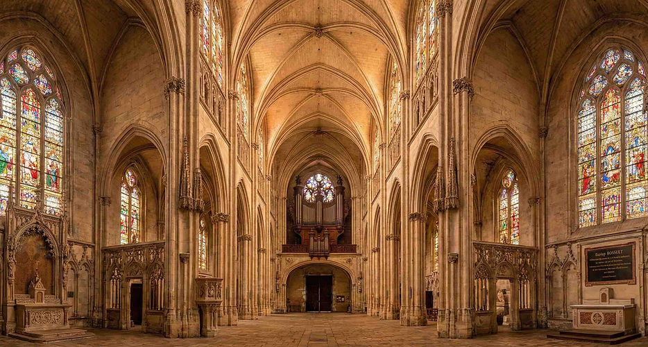 On ne peut découvrir Condom sans s'immerger dans l'univers de la plus ancienne eau-de-vie de France, véritable pilier de l'identité locale.
Le Musée de l'Armagnac : Installé dans les anciennes écuries de l'évêché, ce musée retrace les étapes de fabrication, de la vigne à l'alambic, et expose des pressoirs monumentaux.
Les Chais de Vieillissement : De nombreuses maisons de négoce ouvrent leurs portes pour faire découvrir l'atmosphère mystique des chais, où la "part des anges" embaume l'air.
Dégustations Initiatiques : Apprendre à distinguer les arômes de pruneau, de vanille ou de violette qui font la complexité des millésimes de la Ténarèze.