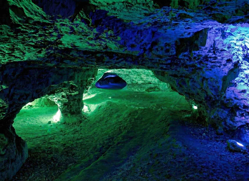 Flânez dans le quartier historique aux ruelles médiévales qui ont survécu au grand incendie de 1723. Ne manquez pas la Promenade du Mail, un balcon naturel qui offre un panorama vertigineux sur le Loir serpentant en contrebas, frontière naturelle entre les plaines de la Beauce et les collines du Perche.
