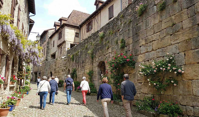 C'est le petit bijou caché de l'Hôtel-Dieu. On y découvre une apothicairerie parfaitement conservée. Les faïences, les pots en verre soufflé et les boîtes en bois peintes, qui contenaient autrefois onguents et remèdes (comme l'huile de chien ou le vinaigre des quatre voleurs !), sont toujours là, figés dans le temps.