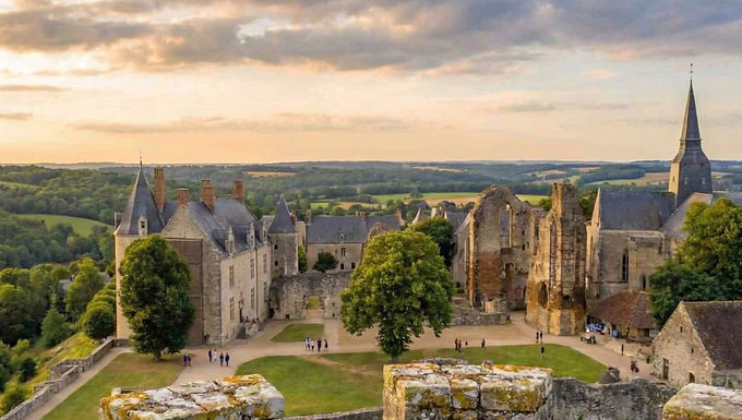 Le secret le mieux gardé ? La vue depuis le Tertre Ganne, la colline qui fait face au village. De là, le panorama sur la cité fortifiée est époustouflant, surtout au soleil couchant lorsque la pierre roussâtre des remparts s'embrase. C'est le point de vue idéal pour embrasser d'un seul regard la majesté de ce site unique, entre collines des Coëvrons et forêt de la Charnie.