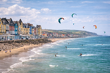 Ici, la nature impose son rythme. Les vastes plages de sable fin se prêtent à la pratique du char à voile, une discipline emblématique de la région. Plus au sud, la Baie de Canche et la Baie d'Authie abritent de paisibles colonies de phoques veaux-marins, que l'on peut observer à marée basse dans le respect de leur tranquillité.
