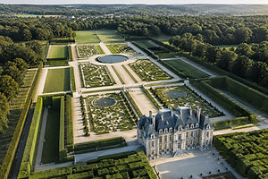 Water is a central element that dramatically animates the landscape of Sceaux.
The Grand Cascades: Fully restored, these stone cascades pour water from the upper basin into the Grand Canal in a soothing murmur.
The Octagon Basin: A vast geometric basin located at the base of the cascades, offering reflections that shift with the changing light throughout the day.
The Frog Pond: A more secluded spot, ideal for observing the waterfowl that have made the grounds their home.