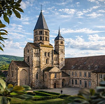 The abbey's influence extended far beyond its walls, shaping a charming medieval town that thrives at the foot of its spiritual fortresses.

The Romanesque houses of the town: Cluny boasts the highest concentration of Romanesque houses in Europe. Strolling along Rue d'Avril or Rue de la République, admire the stone facades adorned with arched windows and 12th-century sculpted decorations.

The Cheese Tower and the panorama: Formerly a watchtower on the abbey's ramparts, it offers, after climbing its steps, a breathtaking panoramic view of the monastery structures, the rooftops of the town, and the rolling hills of the Cluniac landscape.

The Cluny National Stud Farm: Established by Napoleon I in 1806 on the abbey's land, this historic stud farm bears witness to another local tradition. Its brick and stone stables house thoroughbred horses, equestrian shows and perpetuate the art of carriage driving in the heart of the city.