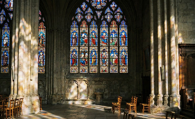 La ville a été un carrefour européen majeur grâce aux Foires de Champagne au Moyen Âge, qui attiraient des marchands de tout le continent.
Un Berceau Culturel : C'est la ville de Chrétien de Troyes, père du roman de chevalerie au XIIe siècle.
Musées Incontournables : Pour les passionnés d'histoire et d'art, les musées sont un passage obligé : la Maison de l'Outil et de la Pensée Ouvrière (MOPO), l'un des plus grands musées d'outils au monde, et le Musée d'Art Moderne situé dans l'ancien palais épiscopal.
