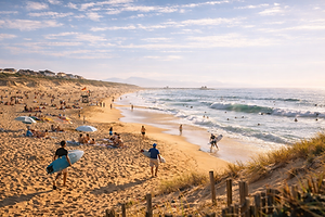 À quelques pas des rouleaux de l'océan, le temps suspend son vol sur les rives du Lac d'Hossegor. Ce miroir d'eau, qui respire au rythme des marées, est un havre de paix. On y déguste les fameuses huîtres locales dans des cabanes ostréicoles, les pieds dans le sable, en regardant les eaux calmes changer de couleur, passant du turquoise au gris perle selon l'humeur du ciel.