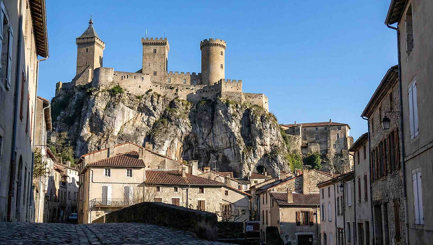 Foix possède cette rare qualité des villes de montagne : une authenticité rugueuse mais chaleureuse. L'air y est vif, pur, descendant directement des sommets pyrénéens tout proches. Le vendredi matin, la ville s'éveille avec son marché traditionnel sur les Allées de Villote. Les étals regorgent de fromages de Bethmale, de charcuteries locales et de miel de montagne, transformant la cité en un festival de senteurs et de saveurs du terroir.