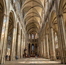 Unique in France for its scale within the heart of the city, this vast 135-hectare area offers a haven of peace and unspoiled nature at the foot of the cathedral.

A Green Venice of Market Gardens: Formed by the branches of the Yèvre and Voiselle rivers, these former defensive marshes were transformed in the 17th century into plots of vegetable crops and pleasure gardens. Divided into more than 1,500 gardens, most are accessible only by traditional flat-bottomed boat.

Remarkable Flora and Fauna: Classified as a national heritage site, the marshes are home to a rich biodiversity. Amidst weeping willows and reeds, walkers can observe herons, kingfishers, and wild ducks, just minutes from the hustle and bustle of the shops.

The Yèvre River Dyke: For cyclists and hikers, a marked footpath runs along the edge of the marshes. It offers spectacular photographic viewpoints, where the Gothic silhouette of the cathedral appears to float above an ocean of greenery and shimmering canals.