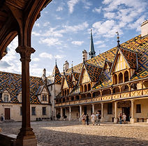 Strolling through old Beaune is like stepping back in time along cobbled streets lined with exceptional homes.

The Basilica of Notre-Dame: This late Romanesque "daughter of Cluny" houses an exceptional collection of 15th-century tapestries depicting the life of the Virgin Mary.

The Private Mansions: From the Maison du Colombier to the Hôtel de la Rochepot, the Renaissance facades and hidden courtyards reveal the historical wealth of the local bourgeoisie.

The Ramparts Walk: A 2-kilometer walk along the old fortifications, offering breathtaking views of the bastions, hanging gardens, and watchtowers.