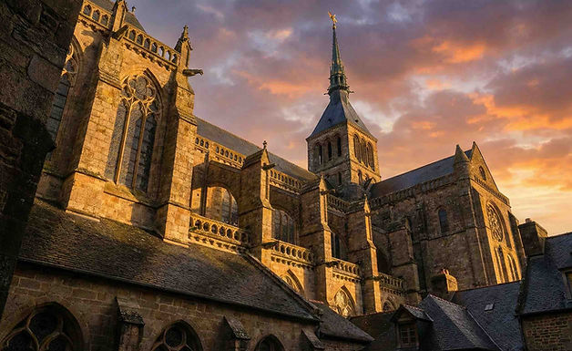 Au sommet du rocher, à 80 mètres au-dessus des flots, trône l'Abbaye, chef-d'œuvre d'architecture gothique et romane. C'est le point d'orgue de la visite. En parcourant le cloître suspendu entre ciel et mer, ou en entrant dans la vaste salle des hôtes, on ressent la spiritualité et la prouesse technique des bâtisseurs du Moyen Âge. Tout là-haut, la flèche effilée supporte la statue dorée de l'Archange Saint-Michel, terrassant le dragon et veillant sur la baie.