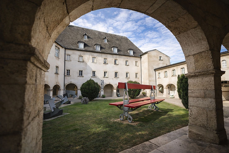 Impossible d'évoquer Mâcon sans citer son enfant le plus illustre. Le poète et homme politique a laissé son empreinte partout dans la ville. Le Musée des Ursulines, installé dans un ancien couvent, lui consacre un espace dédié, tout en présentant des collections allant de l'archéologie aux beaux-arts.